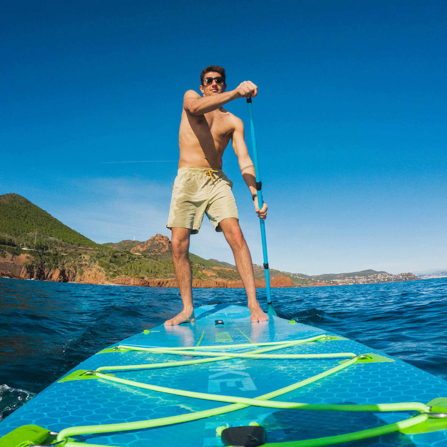 Un homme sur le sup bream