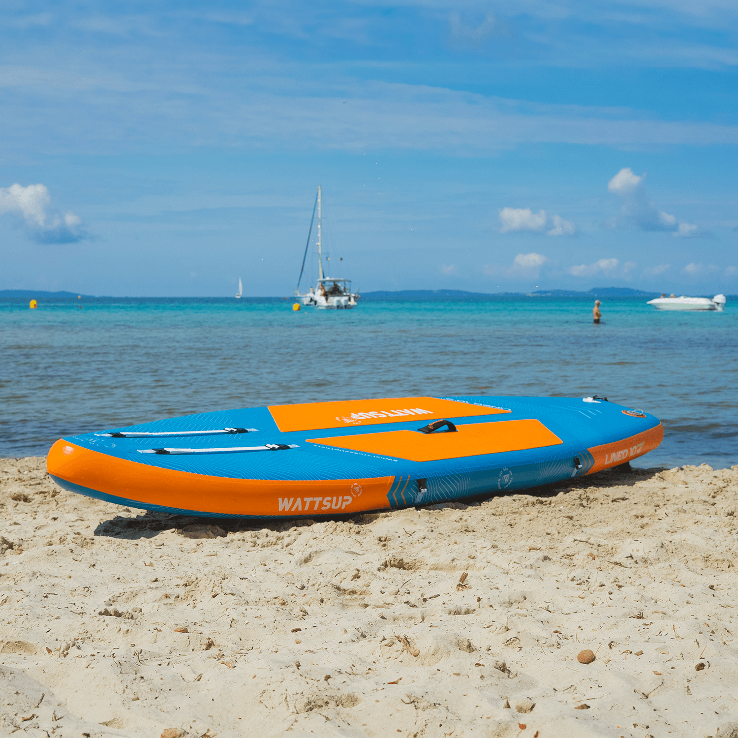 le sup lined gonflé sur la plage