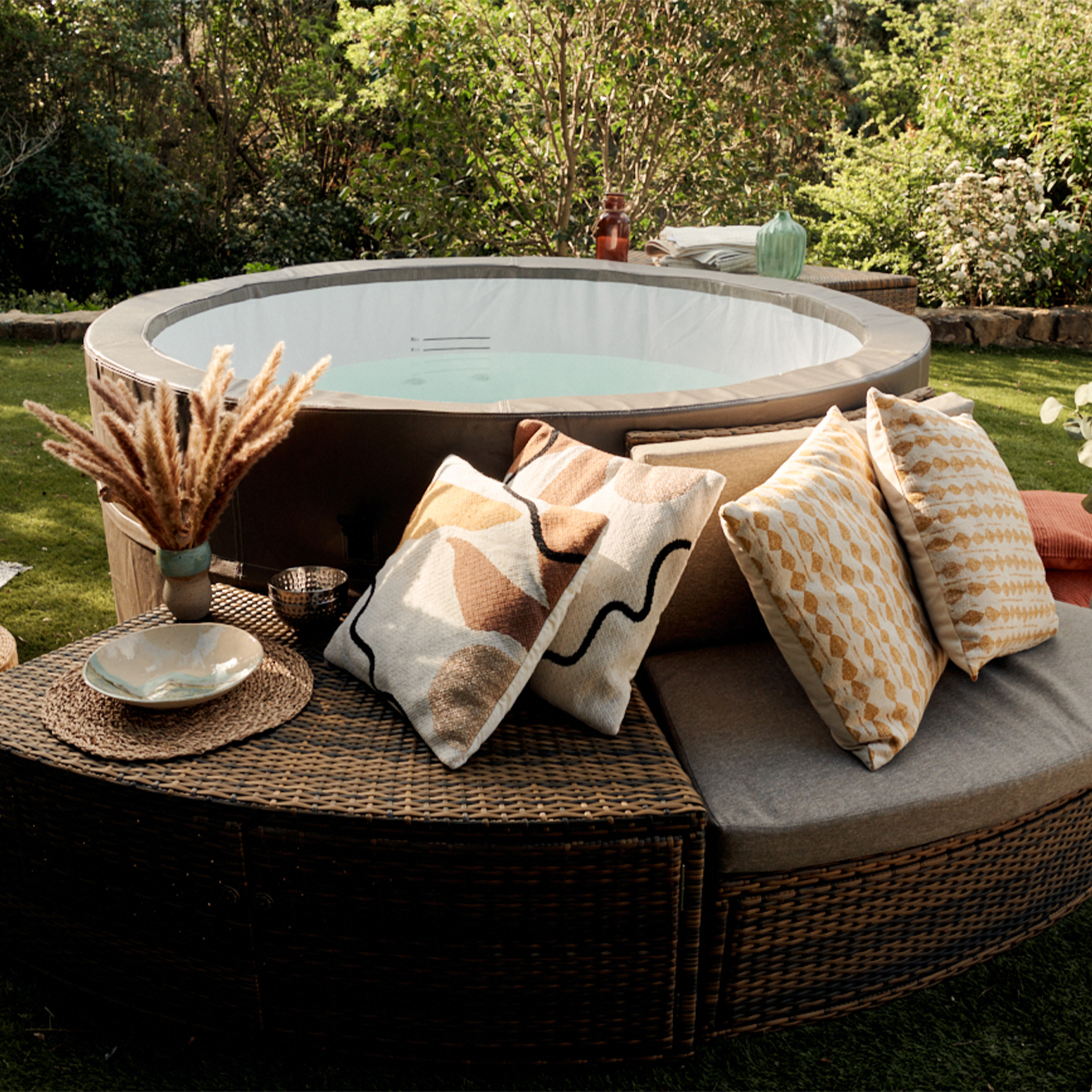 Netspa semi-rigid hot tub Vita Premium family